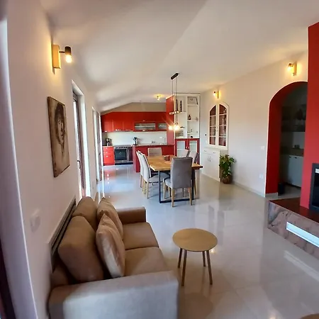 דירה Red House