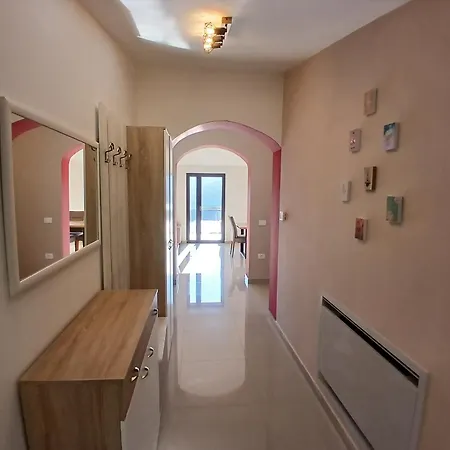 Red House ראבץ