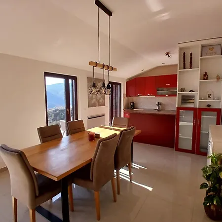 Red House * ראבץ